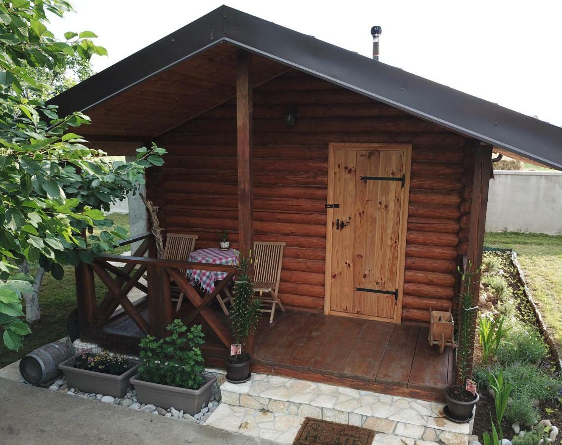 Eko Apartmani Krackovic Golubovci Exterior foto