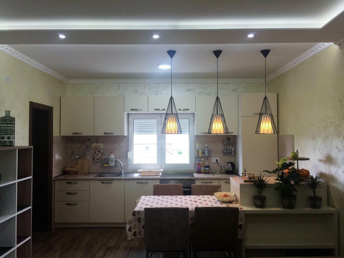 Eko Apartmani Krackovic Golubovci Exterior foto